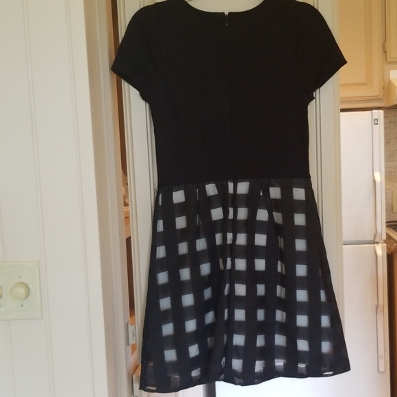 Crisscross pattern dress - Picture 2 of 3